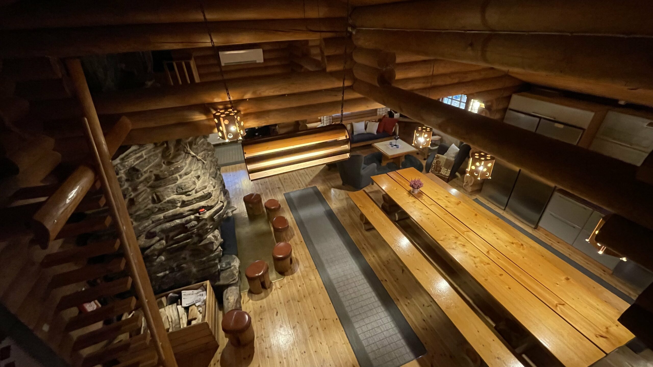 Tupa ylhäältä – takka ja ruokapöytä