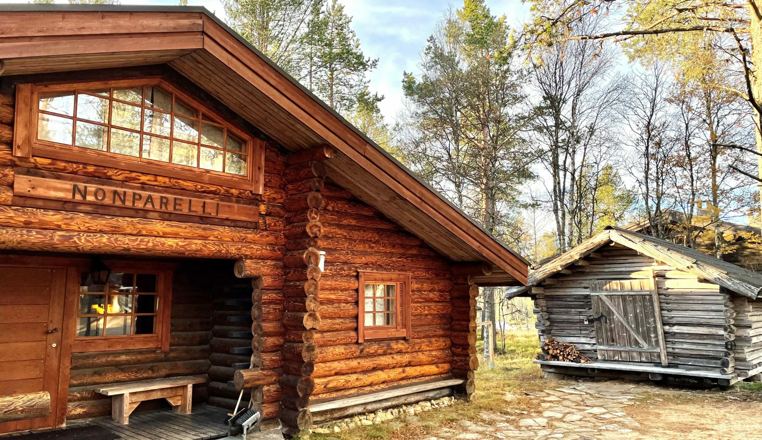 Mökki ulkoa syksyllä