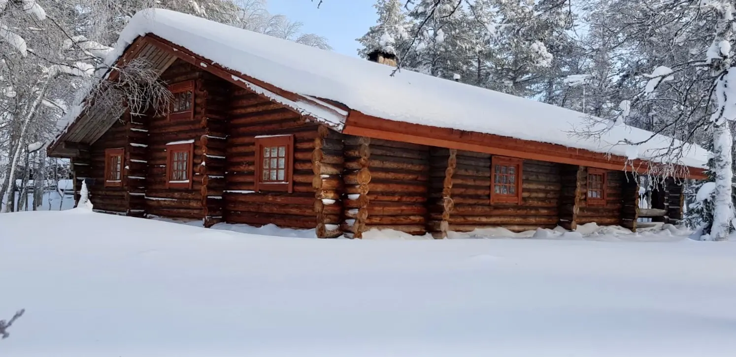 Mökki talvella